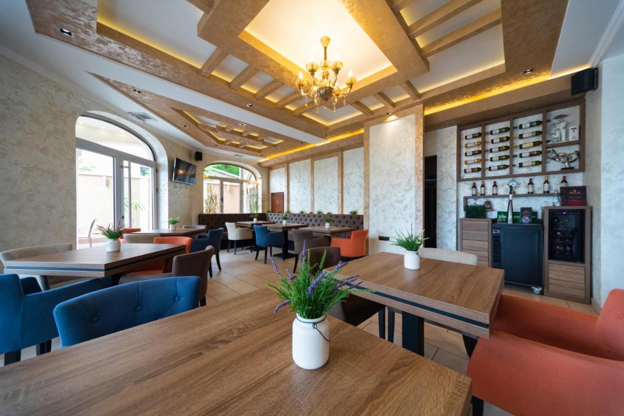 Garni Hotel Royal Crown Суботиця Екстер'єр фото