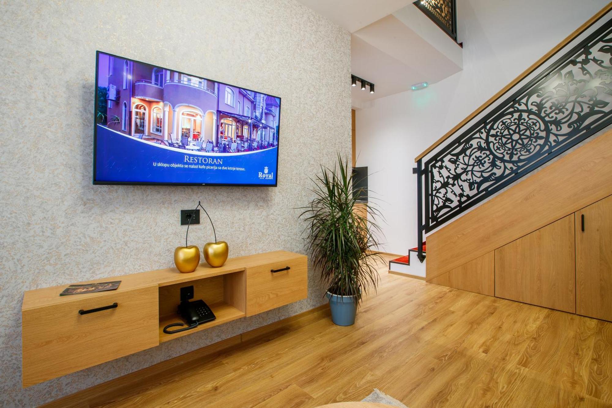 Garni Hotel Royal Crown Суботиця Екстер'єр фото